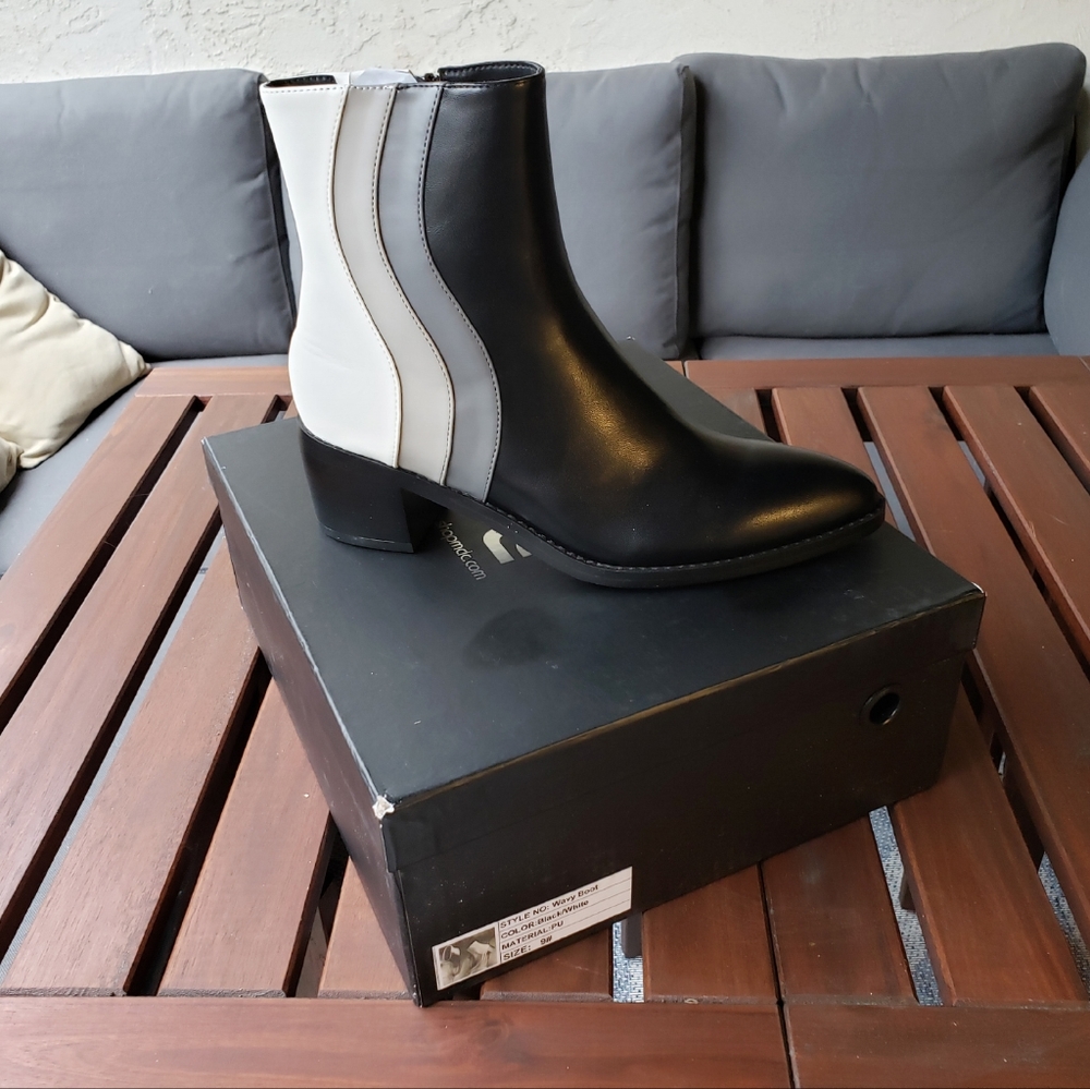 MCLC Black wavy boots 9